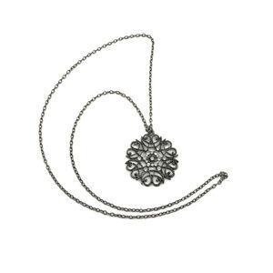 Pretty Silver Tone Necklace with Jewels​​